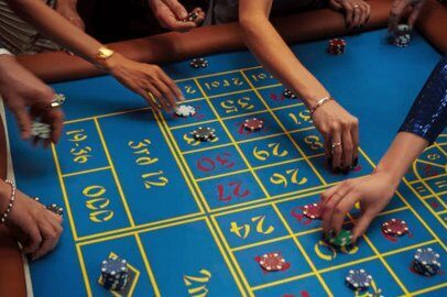 Se colocan las apuestas sobre el tapete