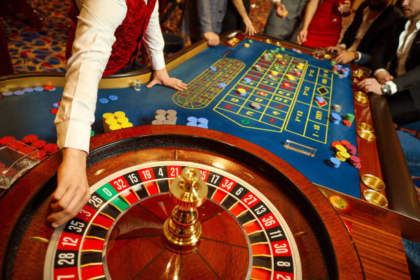 crupier gira ruleta americana