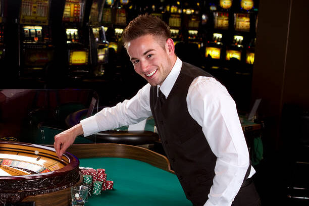 El crupier lanza la bola en la ruleta