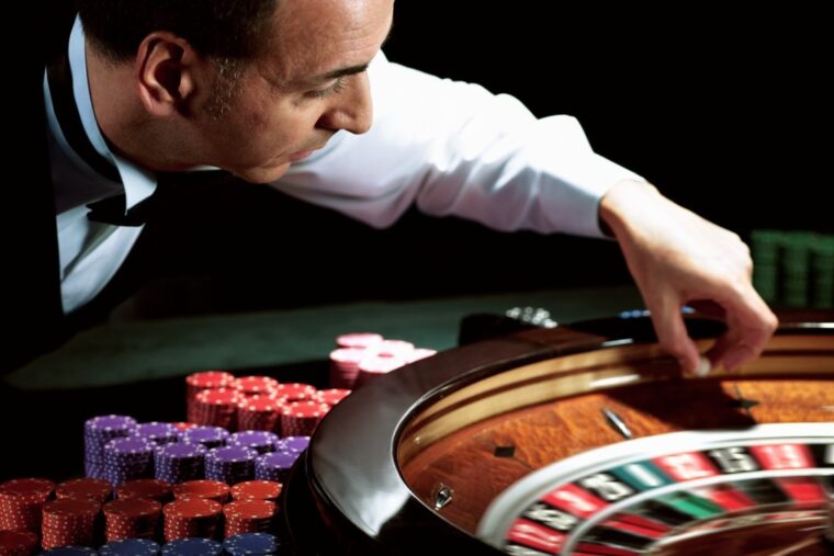 El crupier lanza la bola en la ruleta francesa