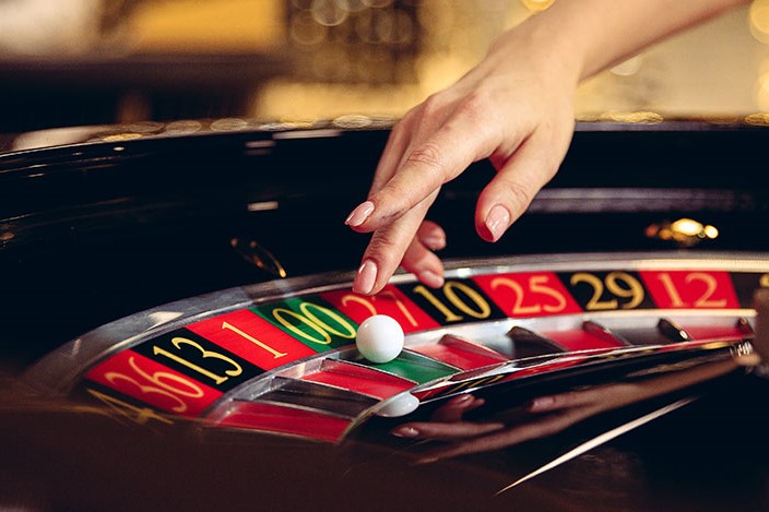La bola de ruleta americana se detiene en un número