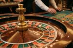 Ruleta europea en casino con bola en movimiento