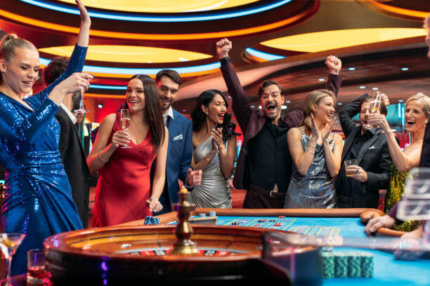 Jugadores celebrando el pago de apuestas en ruleta europea